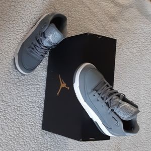 shoes basketball have a gray and white